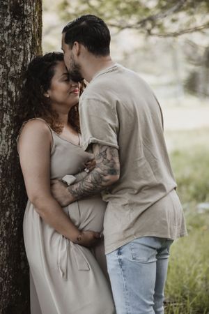 Séance photo maternité en extérieur – Douceur et complicité sous la lumière naturelle