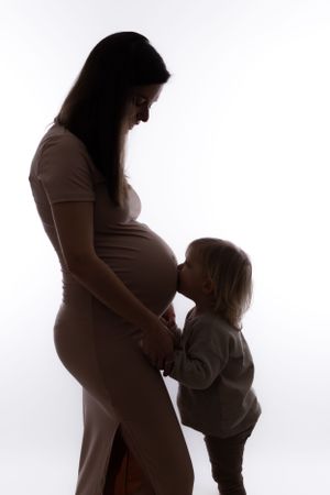 Photographe grossesse en studio à Neuchâtel – Des images modernes et élégantes pour célébrer votre grossesse