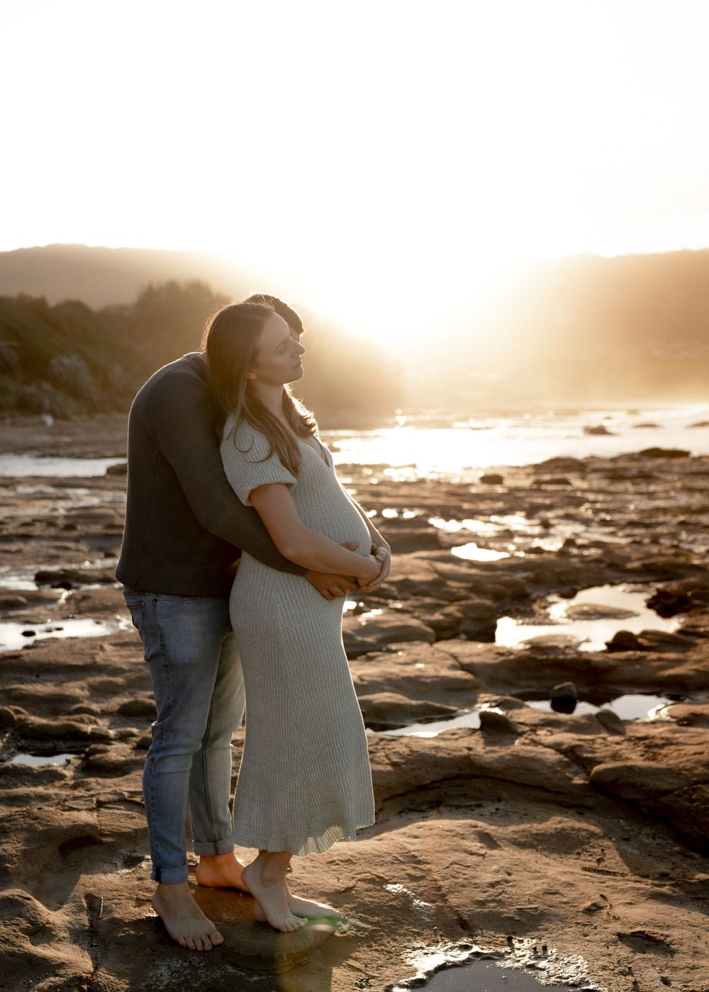 Maternity family photoshoot at sunset with pregnant mum and husband in Bulli, Sandon Point - family photography in Woonona and Illawarra.