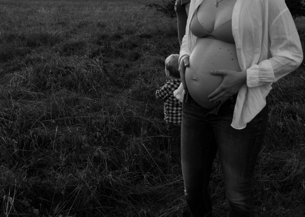 Family maternity photoshoot at sunset in Wollongong – Natural Illawarra maternity, newborn and family photography by Lovers and Bubs.