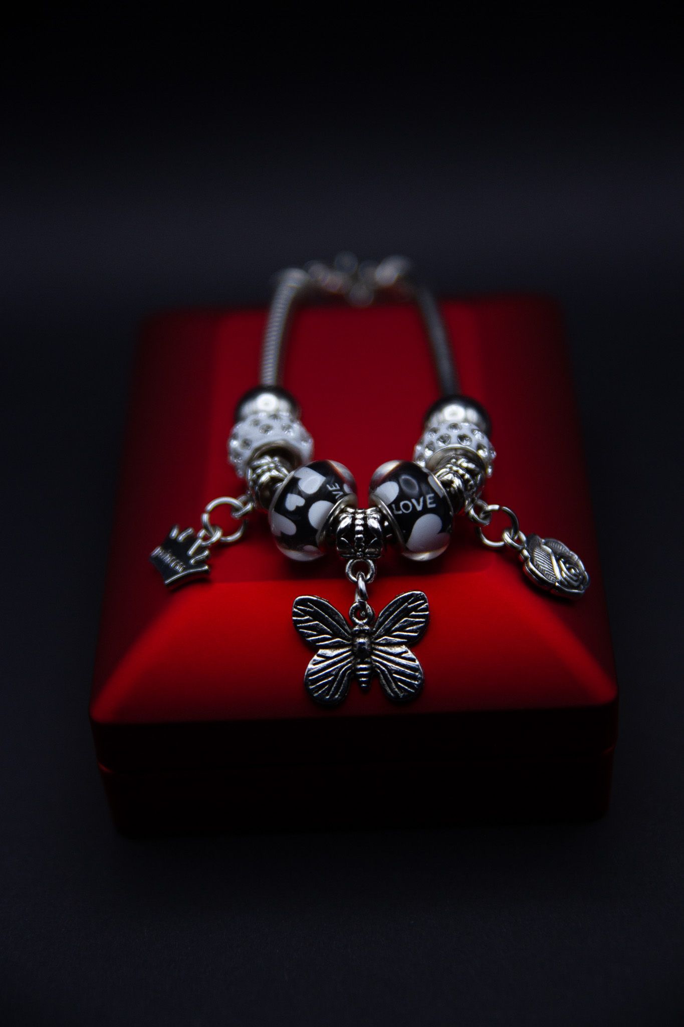 beautiful product photo of a necklece