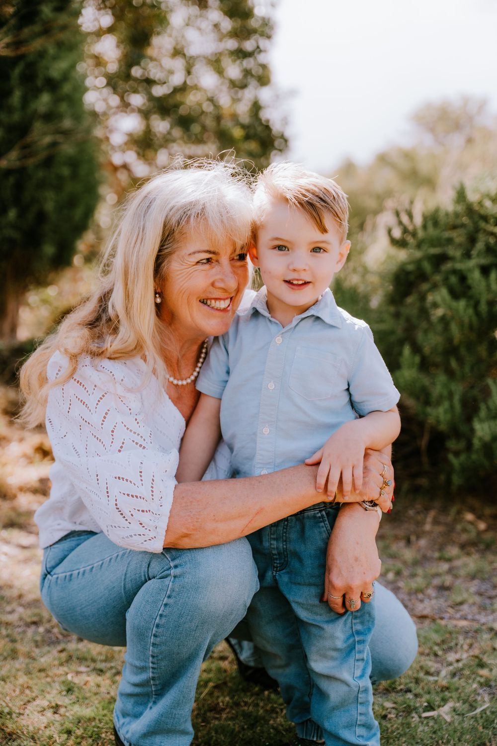 Sweet outdoor portrait session showing warm embraces and genuine smiles.
