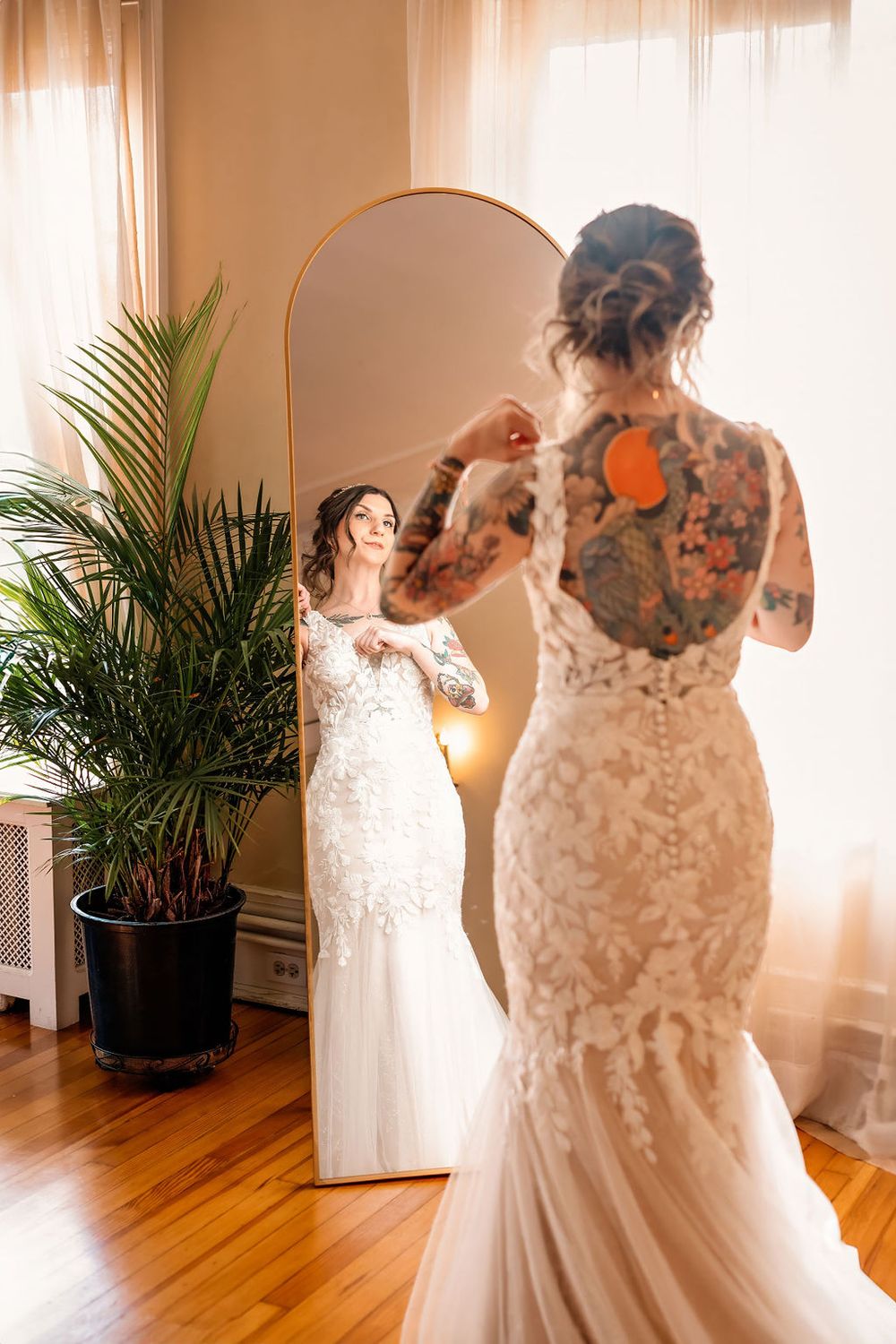 bride looking at herself in the mirror at the grant Humphreys mansion bridal sweet