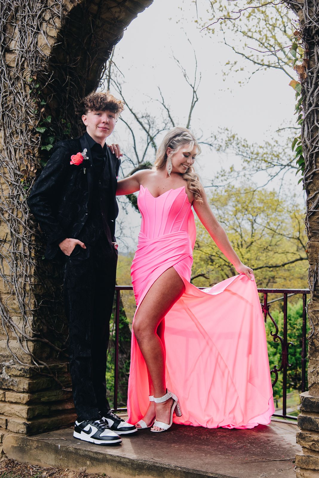 prom shoot, couple, friend pose, pink
