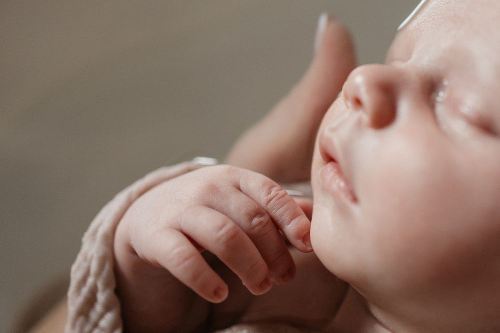 seance photo bain bebe Lille : details de main et visage d'un nouveau-ne en reportage naissance et TBB avec Manescance