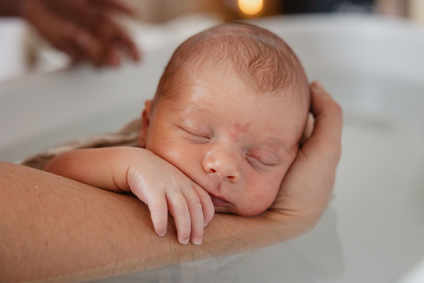 photographe thalasso therapeutique bain bebe Lille : bebe detendu pendant son TBB avec Yasmine Un Mere Veilleux Moment