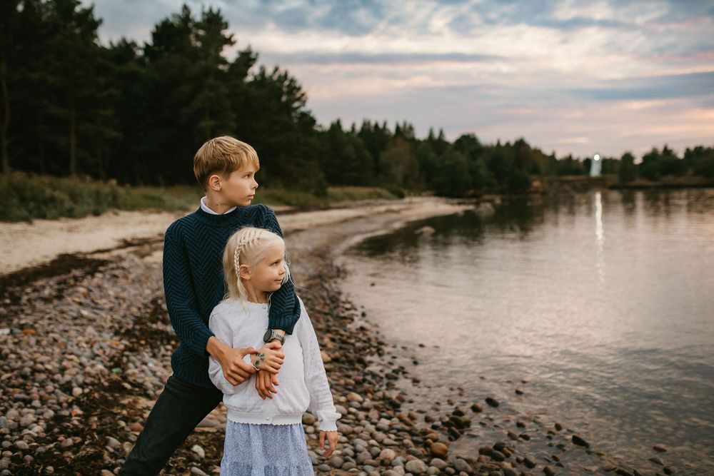 fotosessioon loojangul mere ääres, perepildid Suurupis tuletorniga, fotograaf