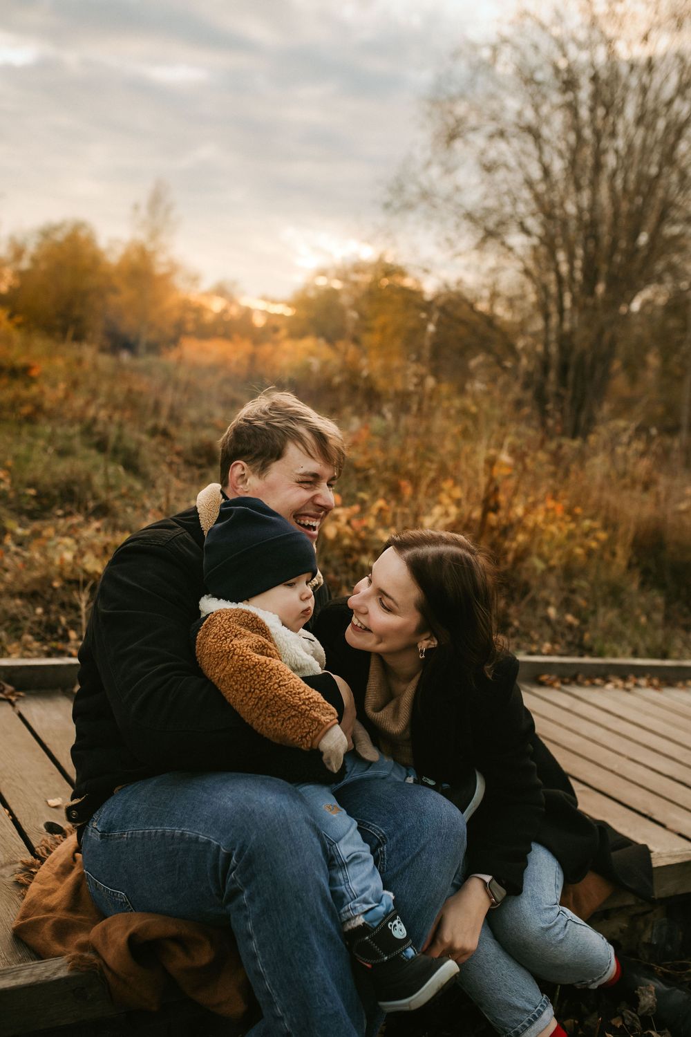 perepildid looduses, Paljassaares, laudteel fotosessioon lapsega, fotograaf