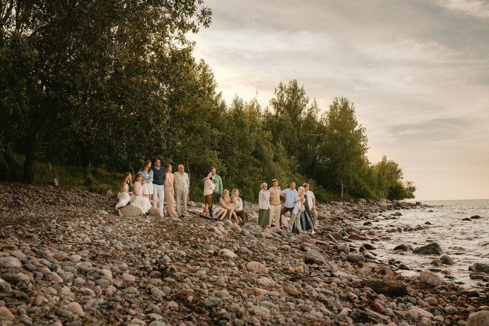 laiendatud perega pildistamine mere ääres Tallinnas, suur perega fotosessioon, fotograaf