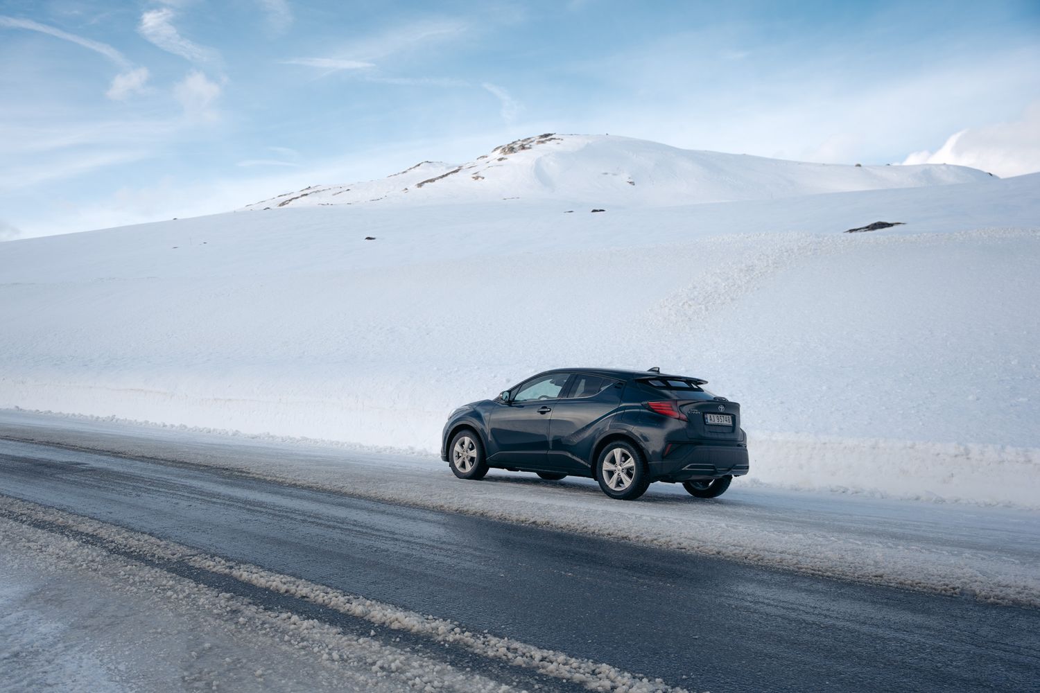 voiture sur les routes verglacées de senja en norvège pendant l'hiver