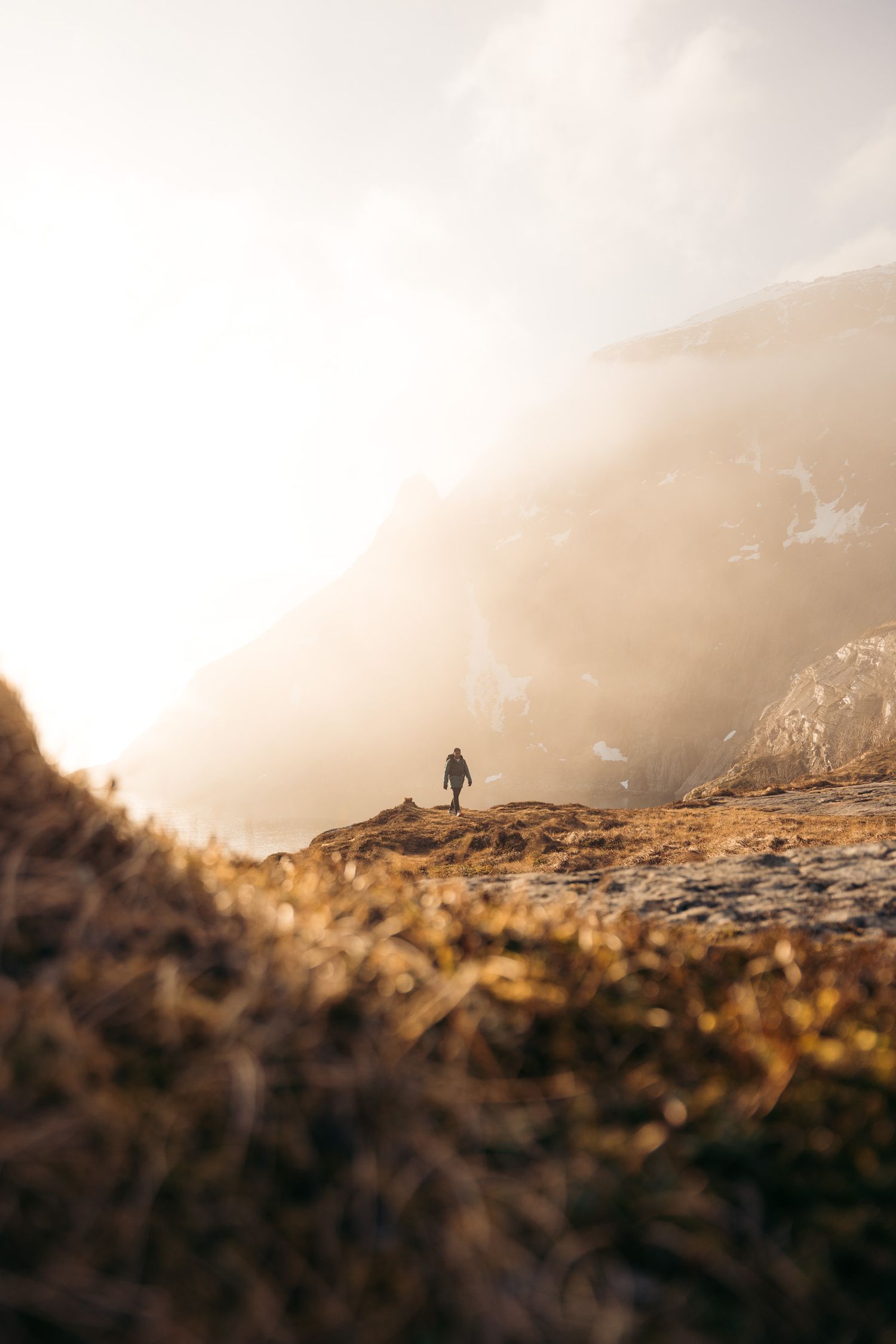 randonneur montagne savoie sous un coucher de soleil et montagnes