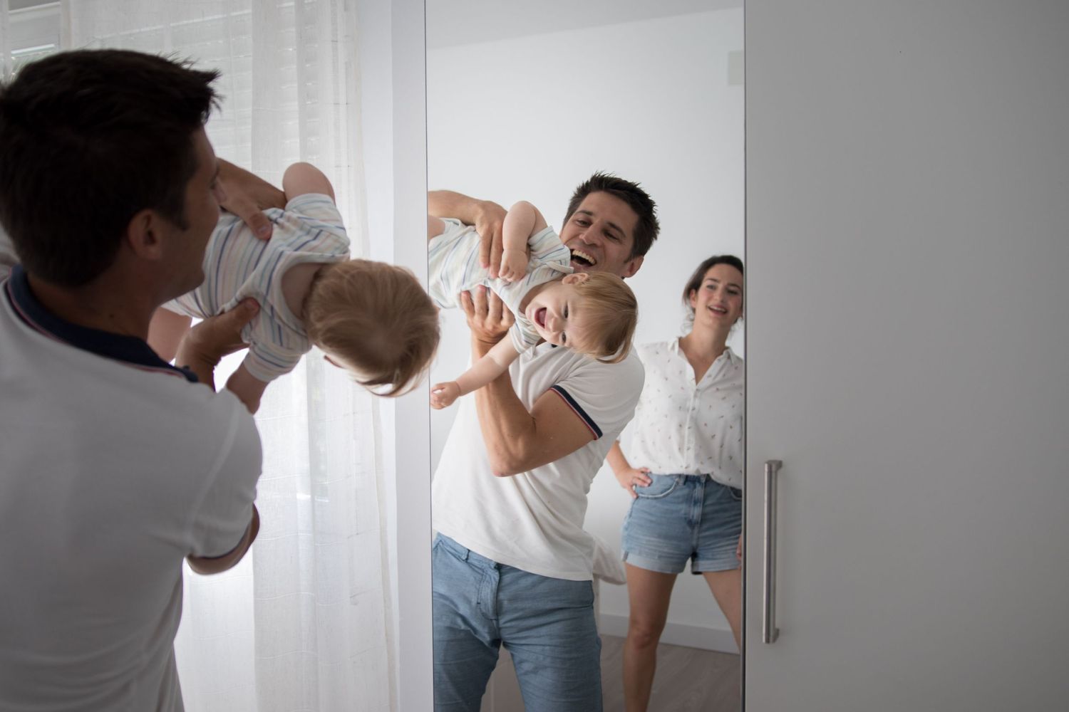 Parents playing with baby in bright white room.
shooting embarazo
fotógrafa de familia sevilla
shooting recién nacido