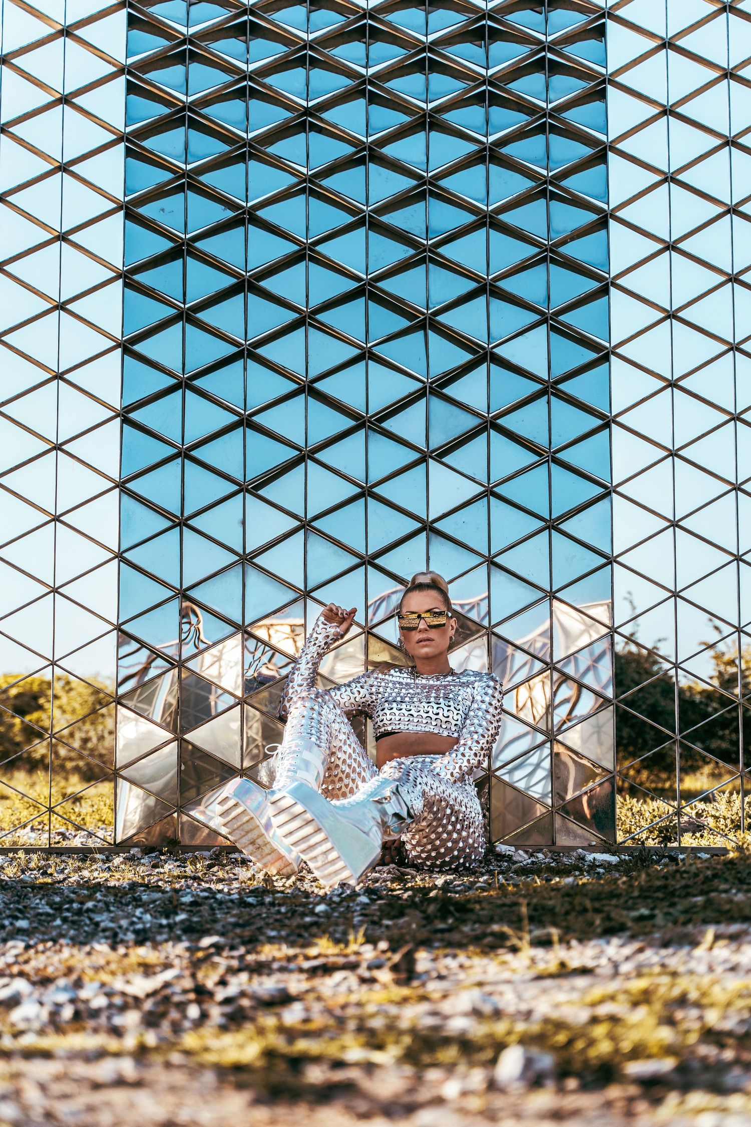 Futuristisk porträttsession i Malmö 2024 – kallt ljus och grafisk styling. Spegelvägg. Spegelglas.