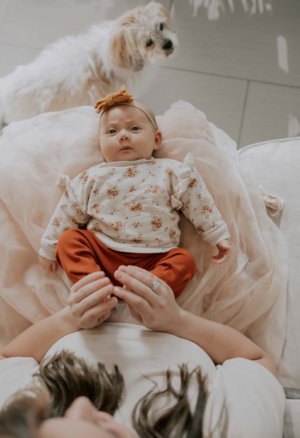 ein 4 Wochen alt baby in einem Baby Fotoshooting bei den Eltern zuhause