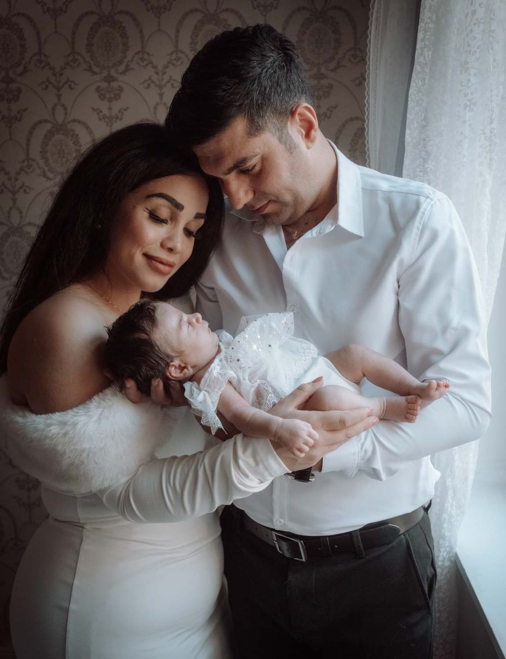 ein Foto von Mutter und dem neuen Baby in einem neugeborenen-Fotoshooting bei den Eltern zuhause, in NRW