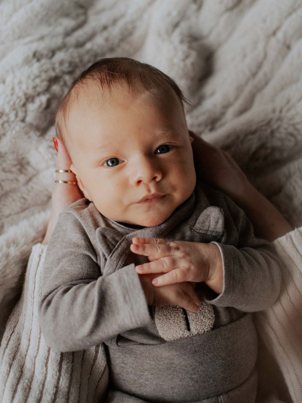 ein 4 Wochen alt baby in einem Baby Fotoshooting bei den Eltern zuhause