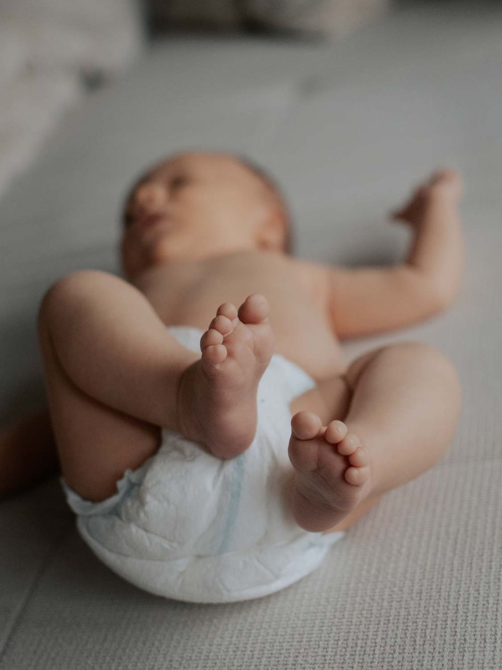 ein 4 Wochen alt baby in einem Baby Fotoshooting bei den Eltern zuhause