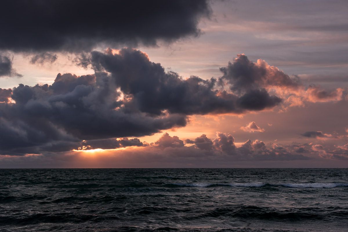 Dramatisk solnedgang over Ordrup Strand i Danmark