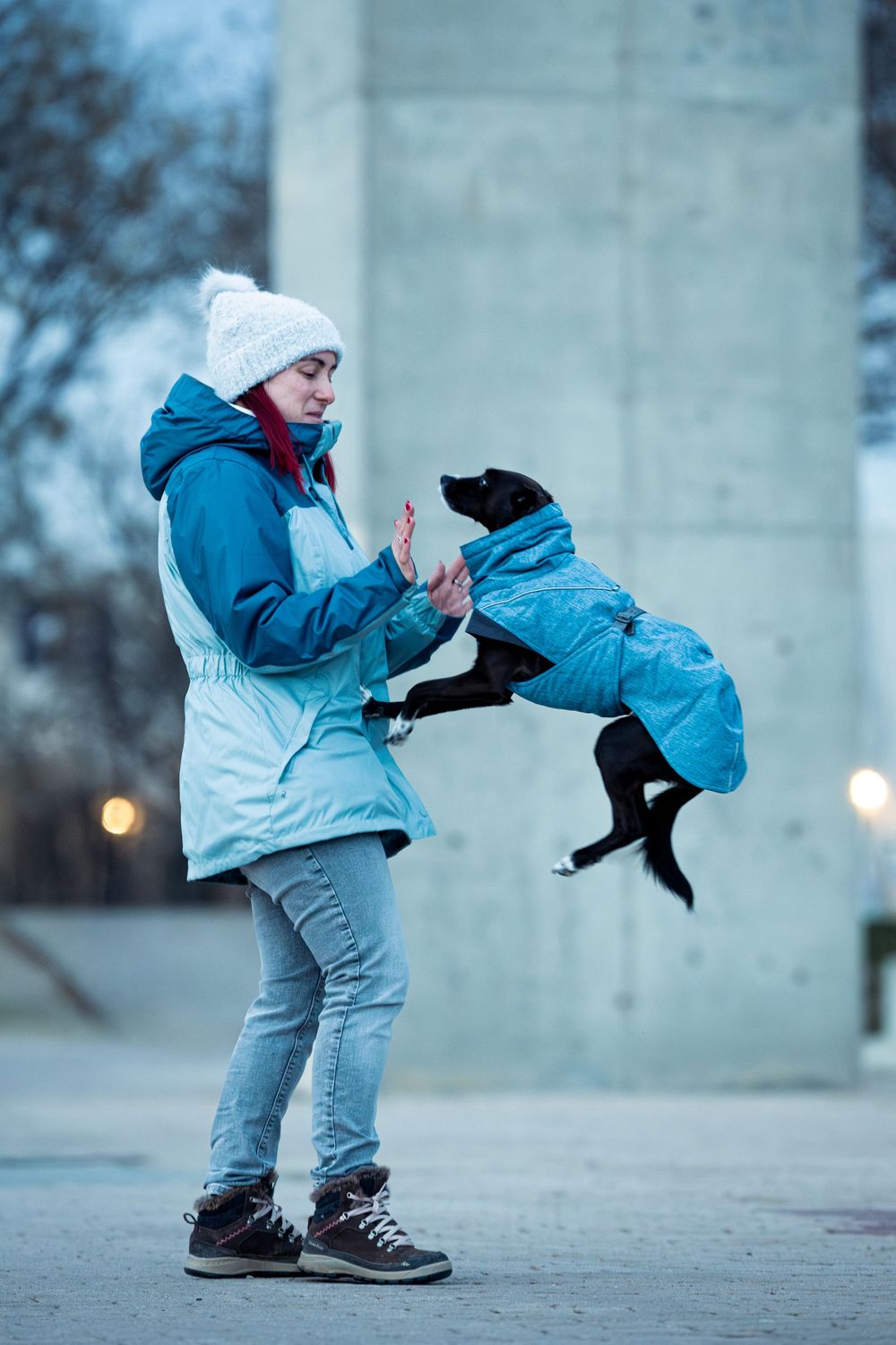 Mujer con perro saltando