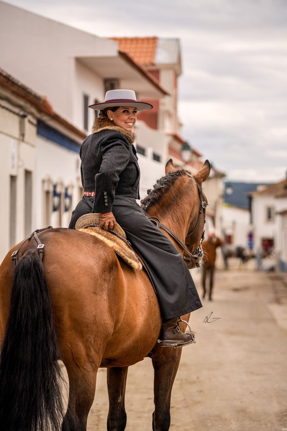 Four sequential photos show a rider in traditional dress mounted on a brown horse on a cobblestone street in a colonial town.