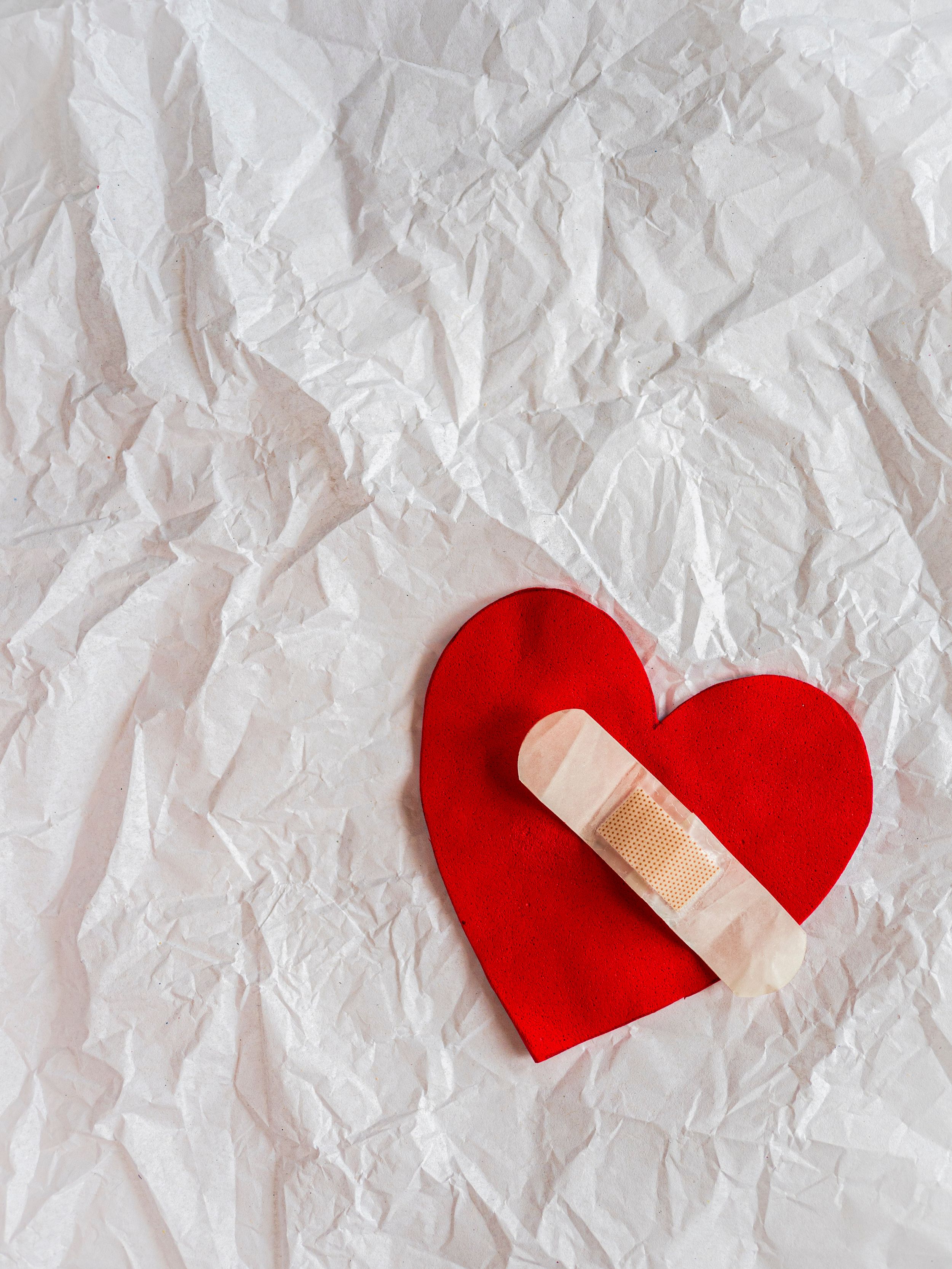 Fotografía conceptual de corazón con pliegos