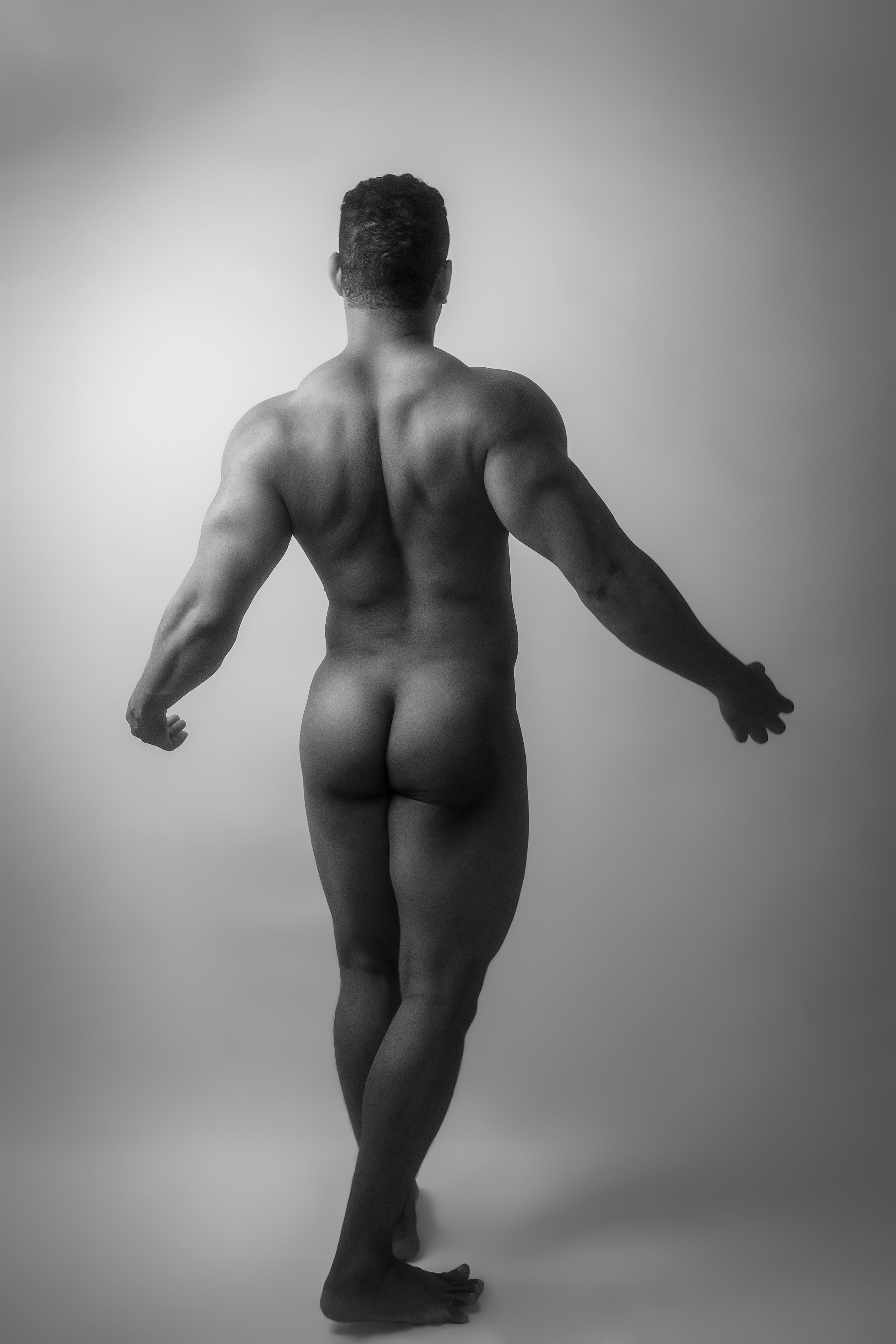 Hombre posando para fotografía artística