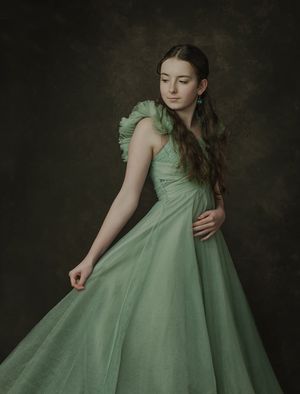 Fine-art meisje in zwierige groene jurk