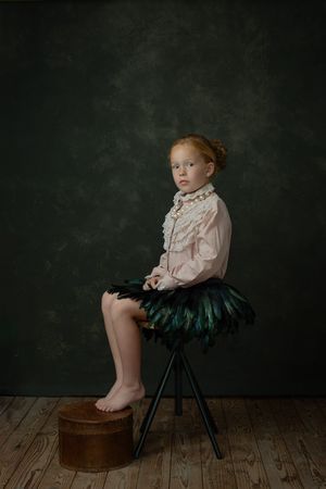 Fine-art portret meisje met veren rok schilderachtig portret