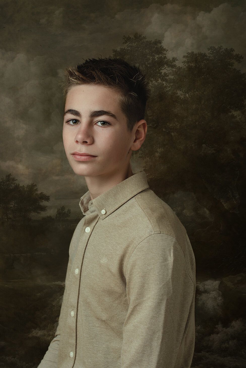 fine-art portret jongen met nette zandkleurige blouse