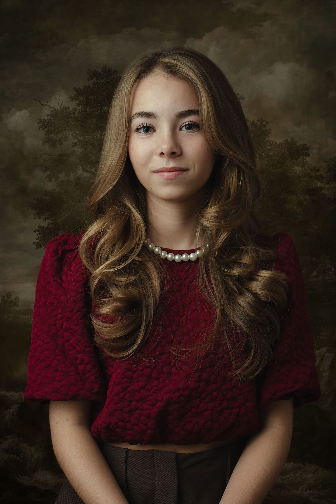 fine-art portret meisje met lang krullend haar en parelketting