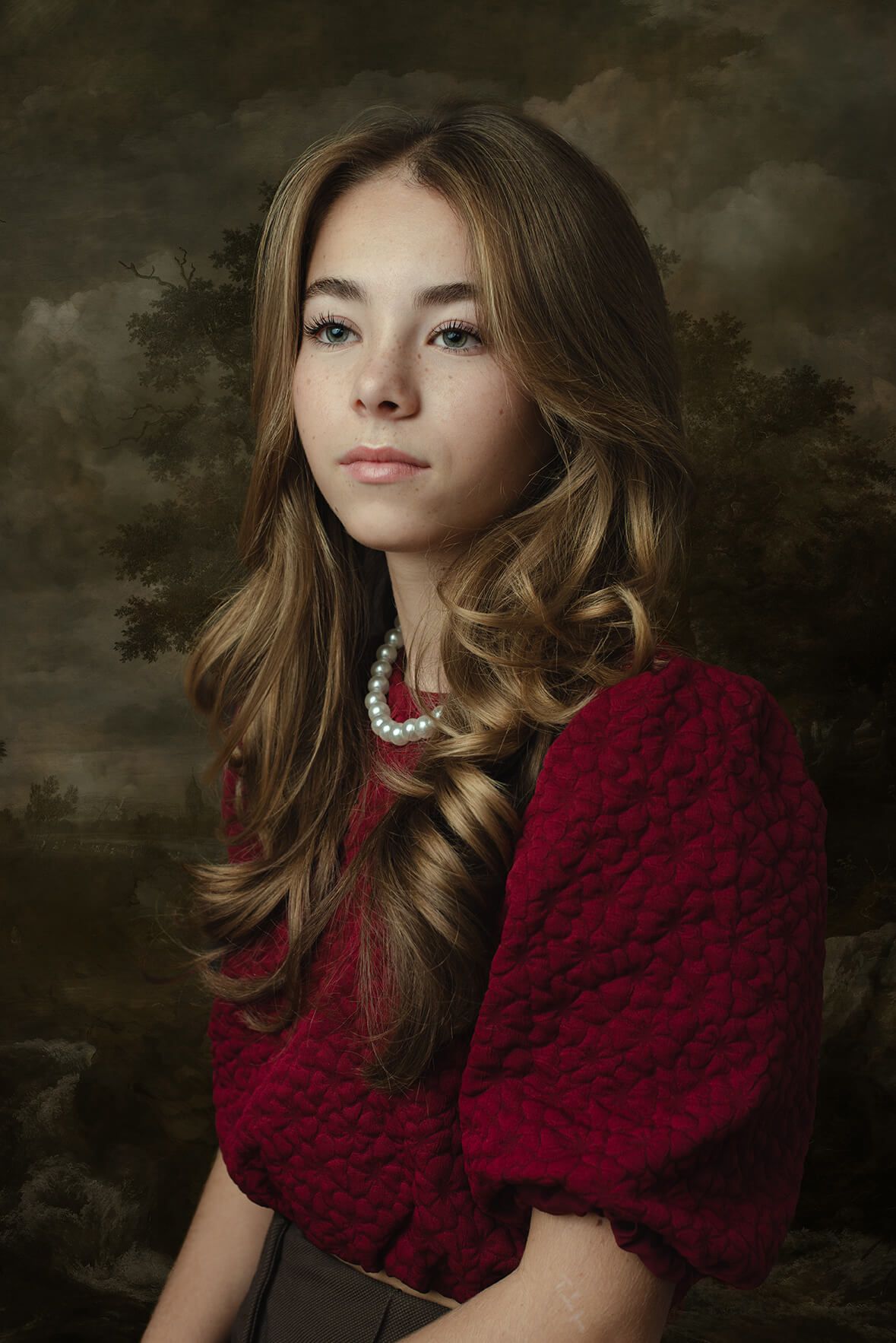 fine-art portret meisje met rode blouse met pofmouwen en een parelketting