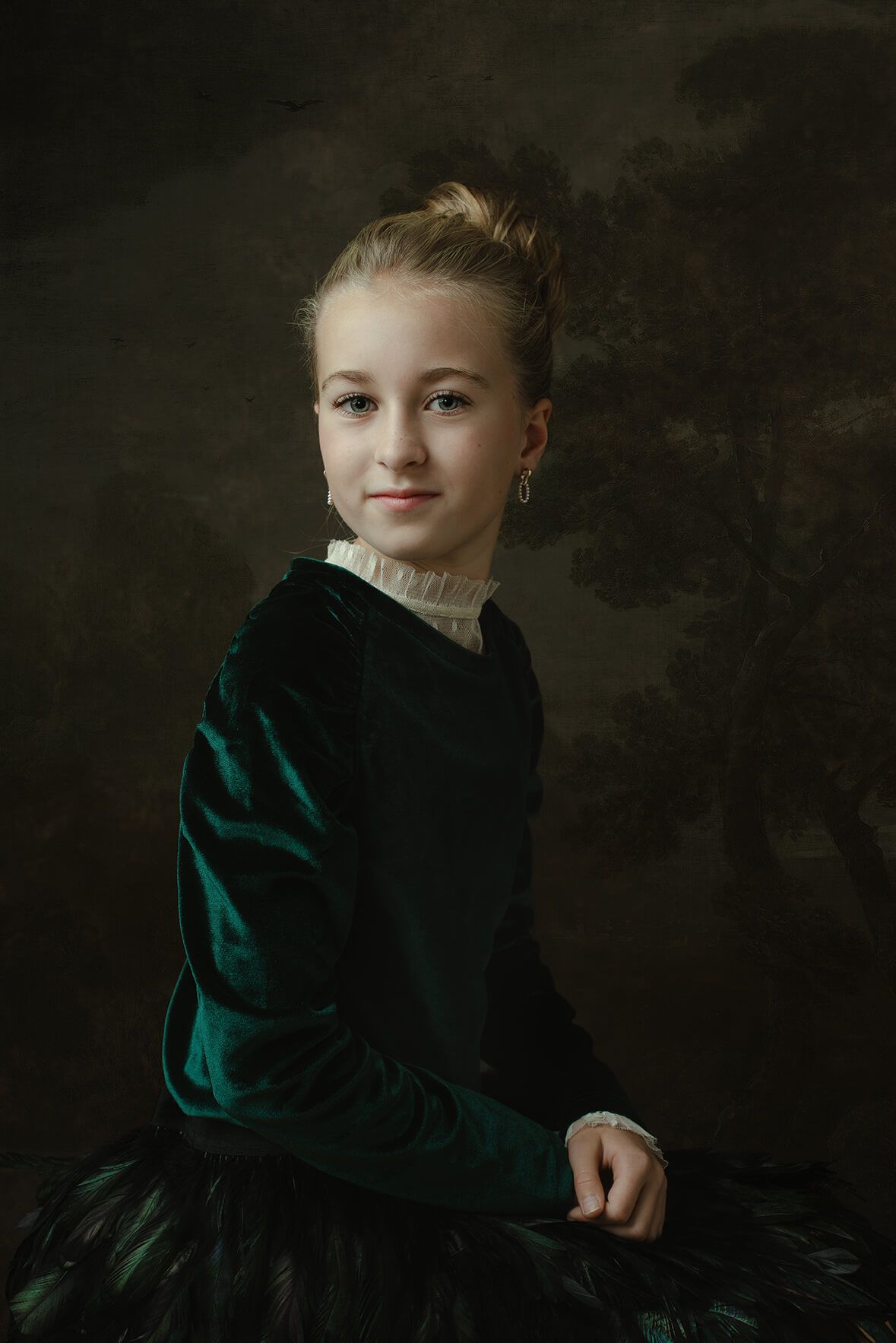 Fine-art portret meisje met verenrokje. Oudemeester stijl