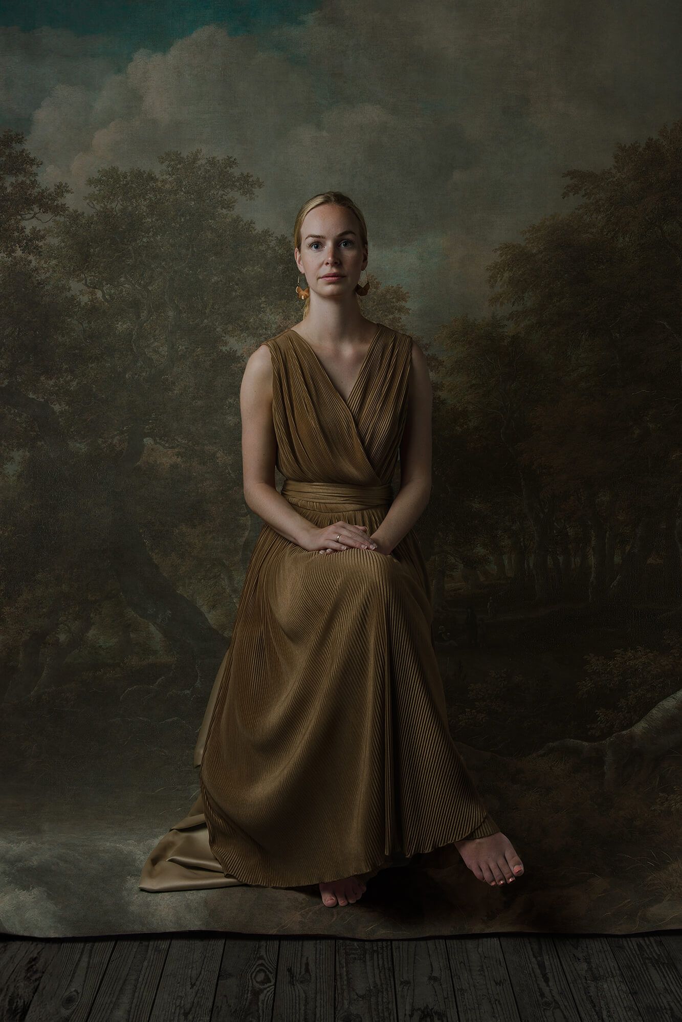 Painterly portret van dame in gouden jurk met schilderachtige bewerking