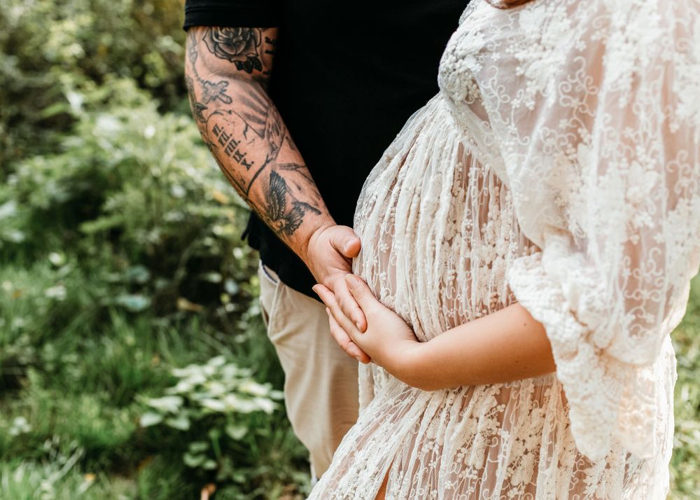 Baby-, Familien- & Babybauchshootings mit Herz. Natürlich, warm, entspannt. Bei euch Zuhause oder Outdoor. Termin einfach online anfragen.
