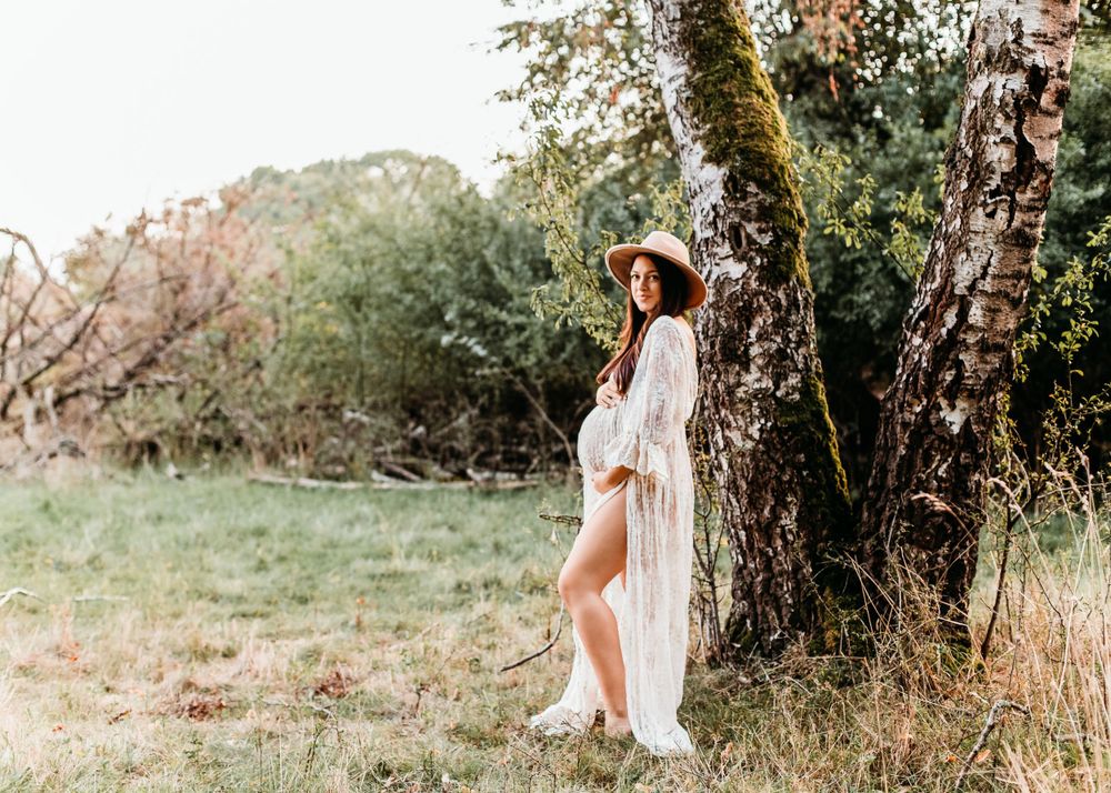 Baby-, Familien- & Babybauchshootings mit Herz. Natürlich, warm, entspannt. Bei euch Zuhause oder Outdoor. Termin einfach online anfragen.