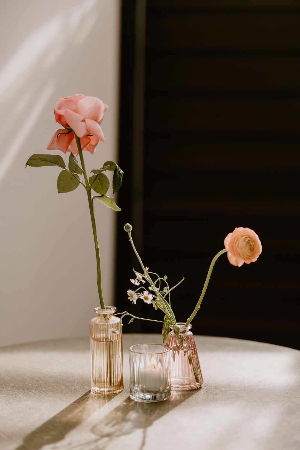 Wedding table. Table with minimal flower. Pink minimalist flower on table at cocktail hour wedding day. Wedding day vases and table ideas.