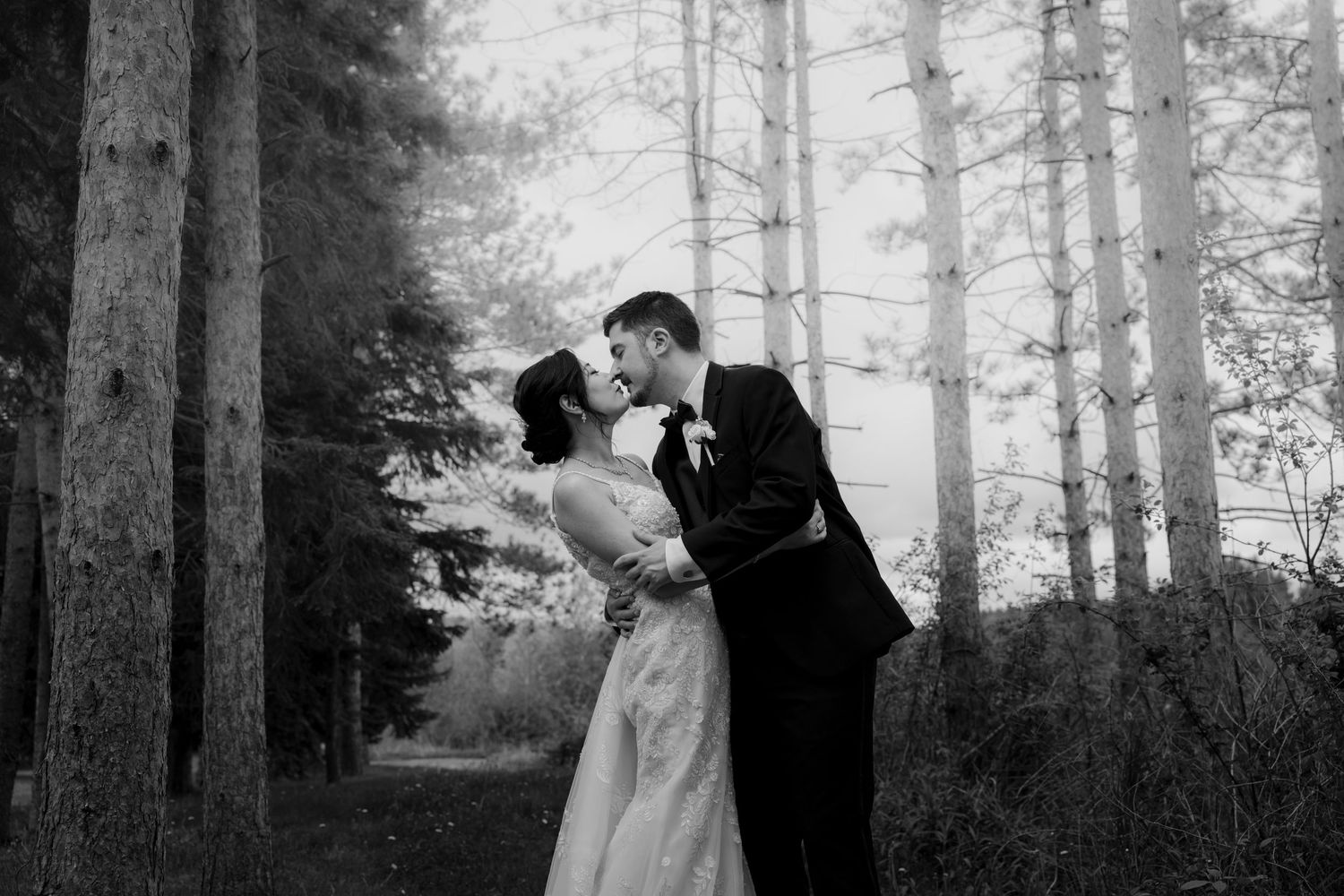 Royal Ashburn weddding, Ontario wedding, Barrie Wedding Photographer, Forest Wedding, Moody Wedding Photography, Timeless wedding photos
