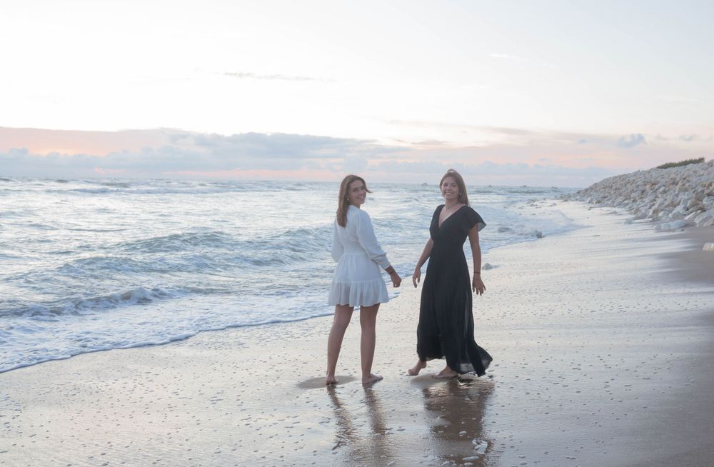 Deux cousines qui profitent d'un moment pour elles afin d'avoir des beaux souvenirs à la mer à La Rochelle, photographe à Niort.