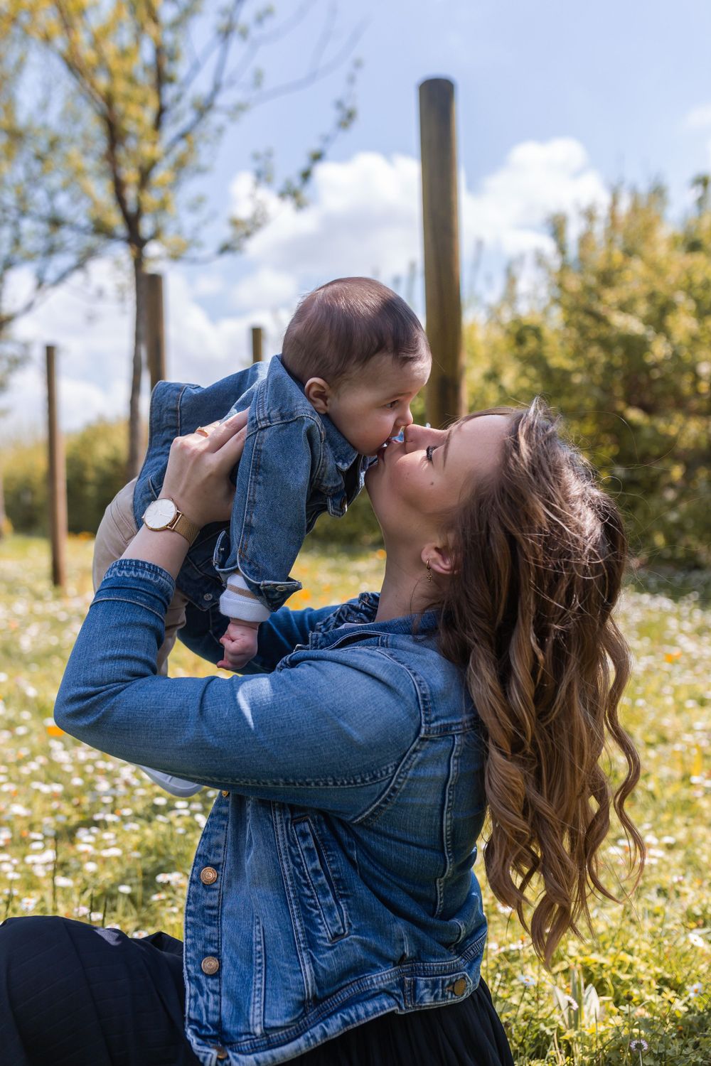 Maman embrassant son bébé de 3 mois en pleine nature, séance photo maman-bébé douce et lumineuse dans les Deux-Sèvres.