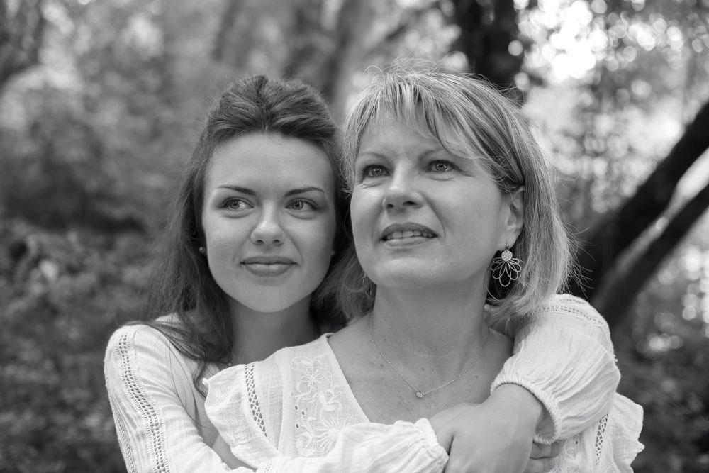 Portrait intemporel en noir et blanc d'une mère et sa fille adulte, moment d'émotion et de connexion lors d'un shooting en extérieur à Niort