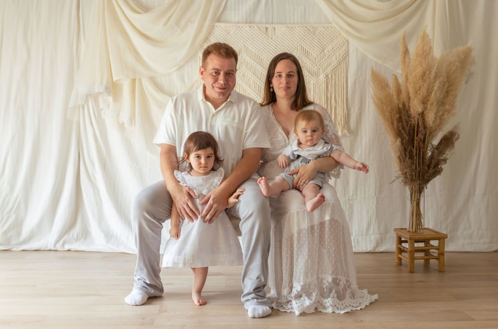 Photo de famille avec deux jeunes enfants en studio à Niort, séance lifestyle ludique et chaleureuse pour créer des souvenirs durables.