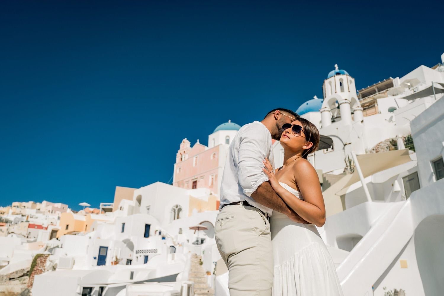 intimate-couple-portrait-santorini