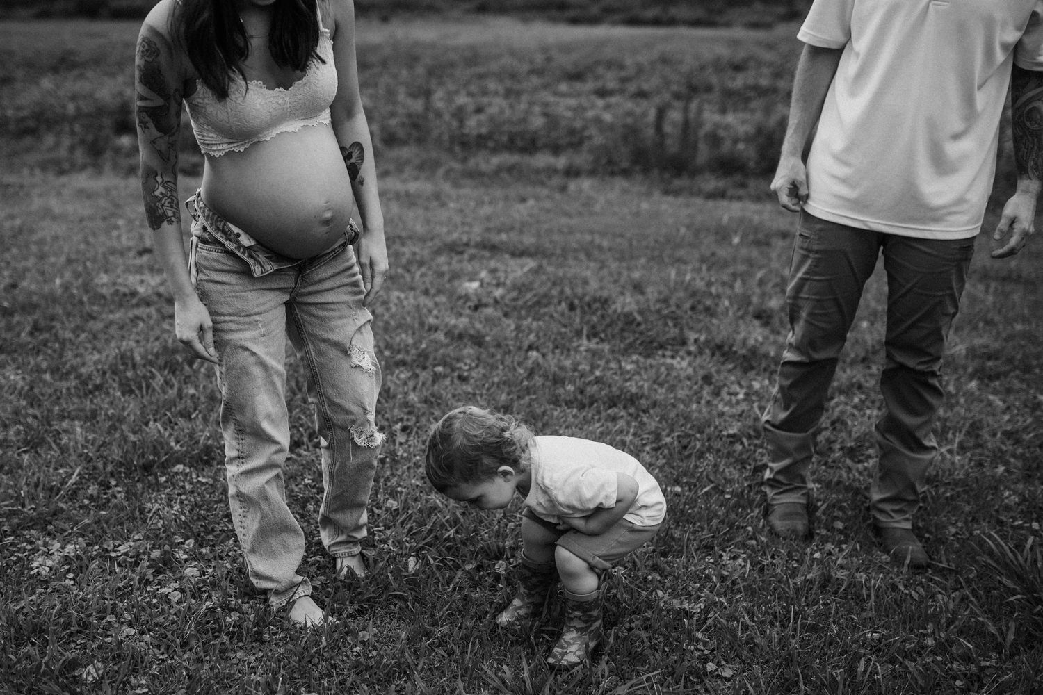 pregnant woman barefoot in backyard with family in suffolk, virginia