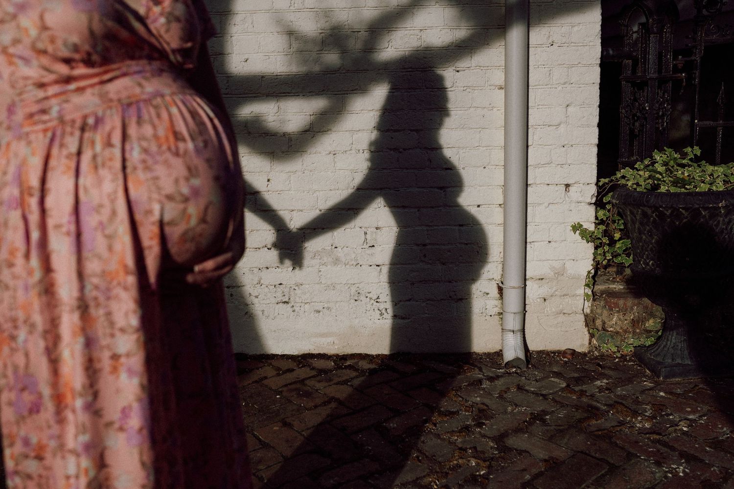 pregnant woman shadow portrait in olde town portsmouth, virginia
