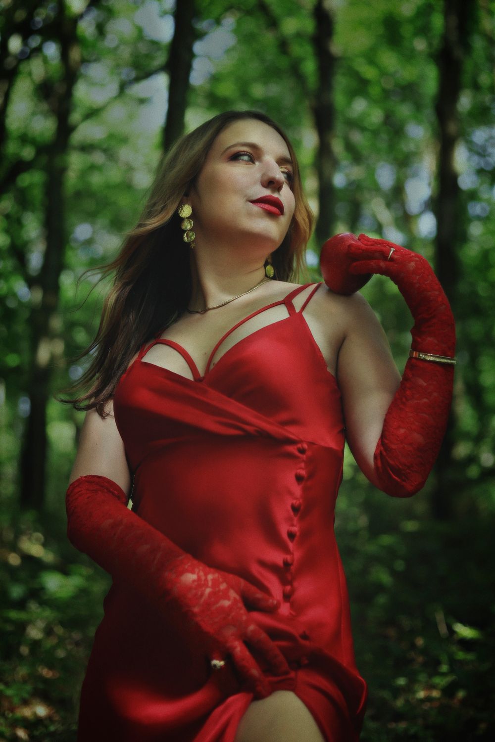 Photographie d'un portrait créatif par Chaemi Studio, photographe à Montpellier. Shooting à thème mystique, sensuel et rouge.
