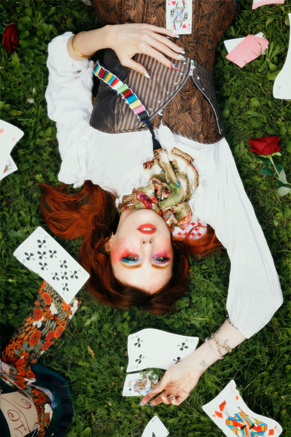 Séance photo par Chaemi Studio, photographe créative à Montpellier. Shooting à thème Alice aux Pays des Merveilles et Chapelier Fou.