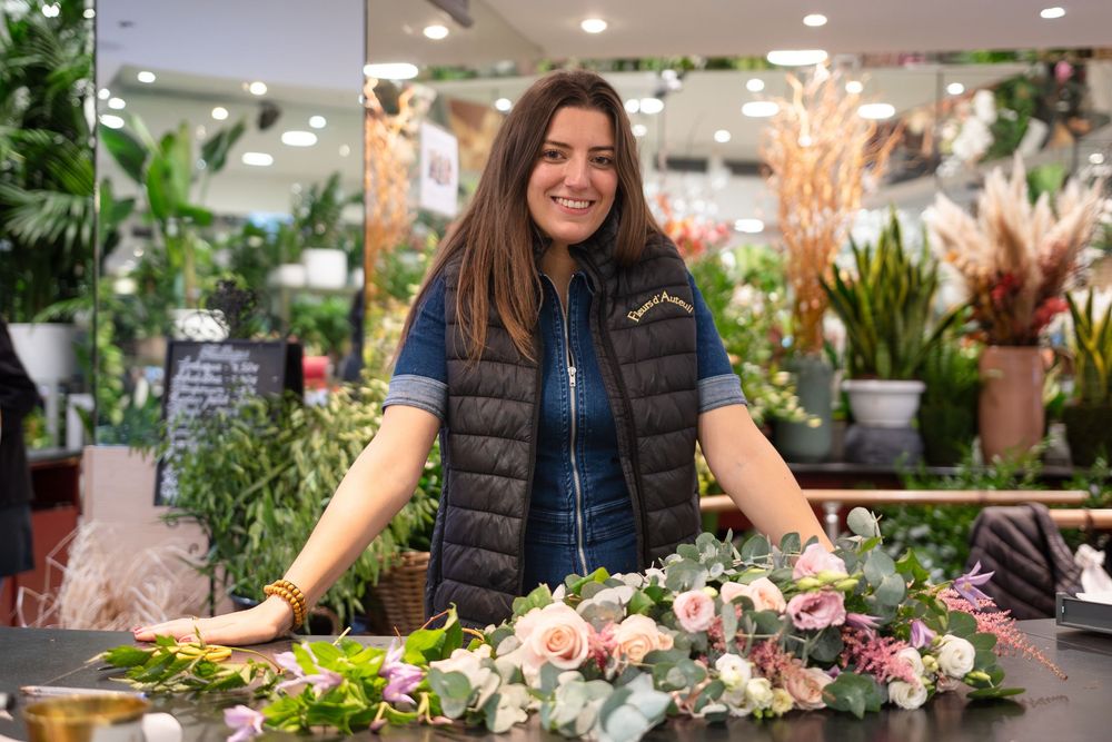 Une artisane fleuriste dans son atelier à Bruxelles