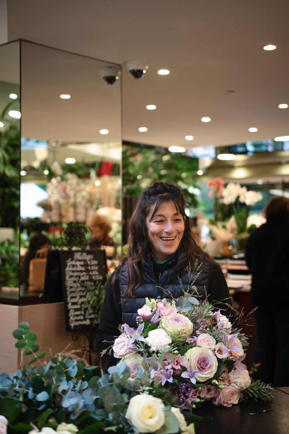 Une artisane fleuriste dans son atelier à Bruxelles