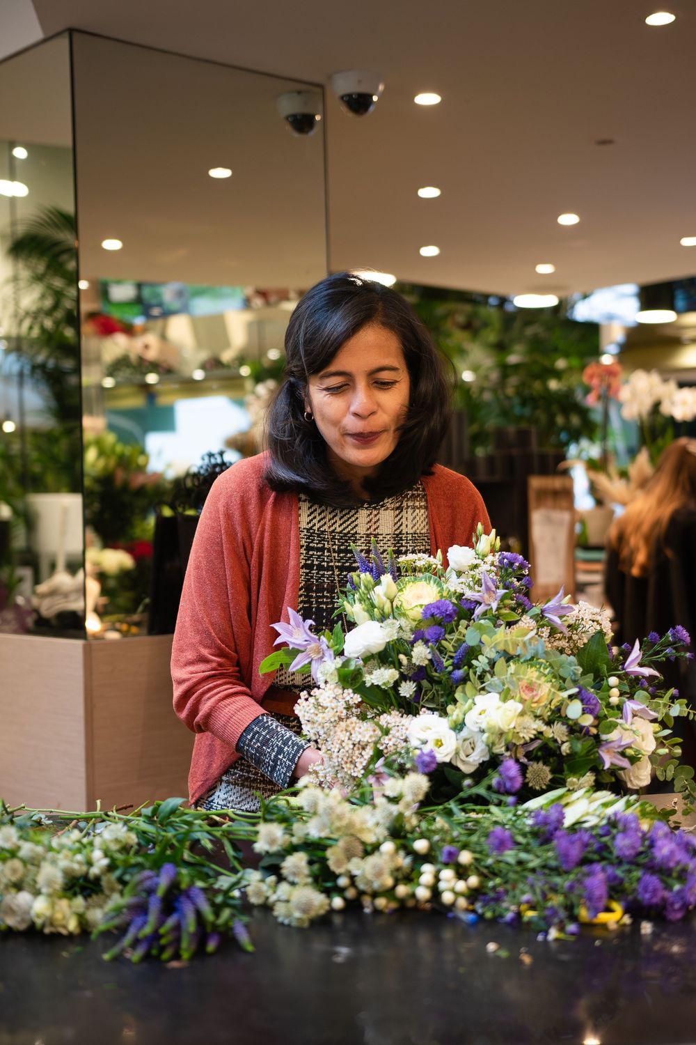 Une artisane fleuriste dans son atelier à Bruxelles