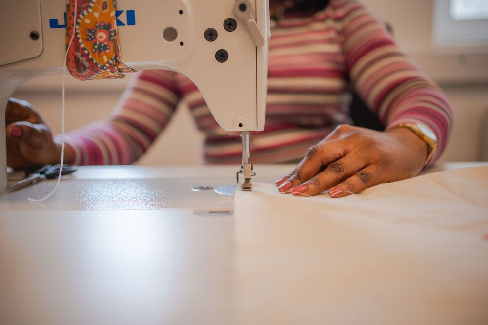 Une couturière qui travaille